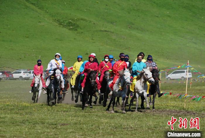 圖為選手進行3000米賽馬比賽?！●R銘言 攝