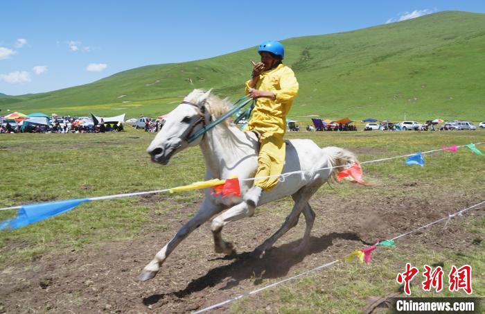 圖為選手進行3000米賽馬比賽?！●R銘言 攝