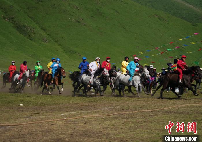 圖為選手進行3000米賽馬比賽?！●R銘言 攝