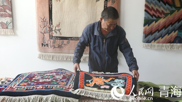 楊永良和他的作品。人民網(wǎng) 張皓芃攝