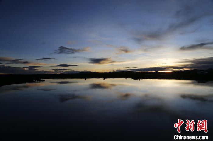 圖為夕陽下的查旦濕地?！●R銘言 攝