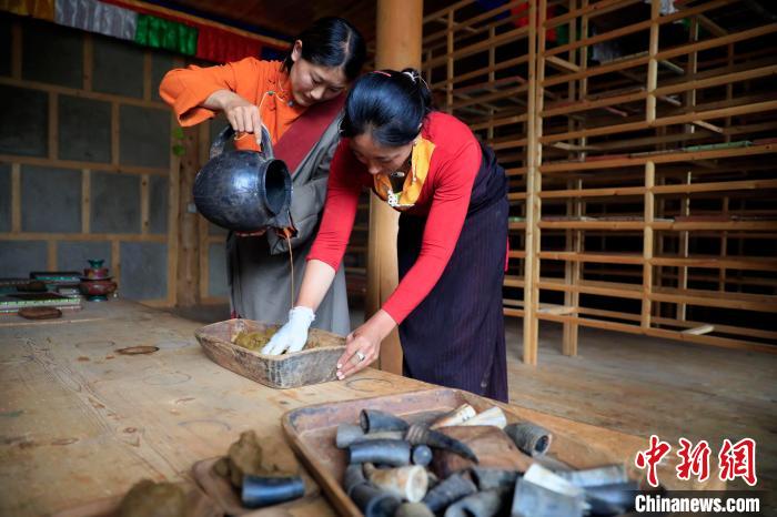 調(diào)合香團。　王磊 攝