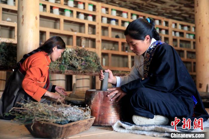 藥材搗碎。　王磊 攝