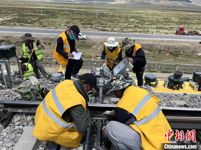 圖為青藏鐵路基礎設施“升級換代”施工現(xiàn)場?！‖F(xiàn)場作業(yè)人員供圖