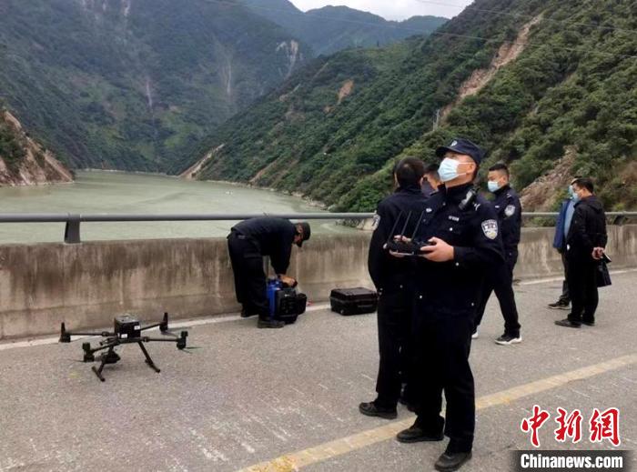 民警組成的搜尋隊利用無人機在震區(qū)開展空中巡查?！「首沃莨簿止﹫D