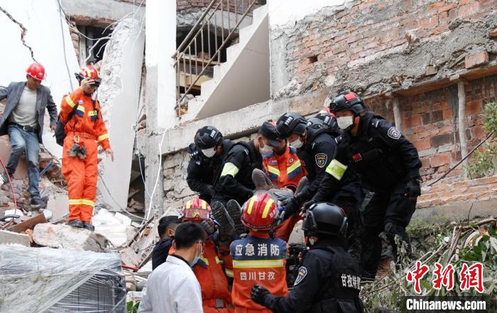 四川消防救援人員開展救援?！∷拇ㄏ?供圖