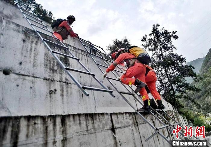 四川消防救援人員開(kāi)展救援?！∷拇ㄏ?供圖