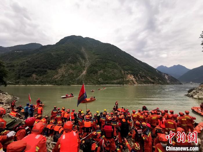 四川消防救援人員開(kāi)展救援?！∷拇ㄏ?供圖