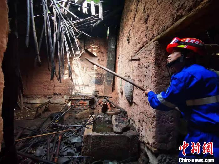 宜賓藍豹應急救援隊搜救組成員劉方杰正在參與救援?！∈茉L者供圖