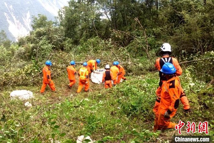 海拔1950米唐29號塔位搶險隊員正搬運直升機吊運上山的搶險材料?！⌒鞈c明 攝