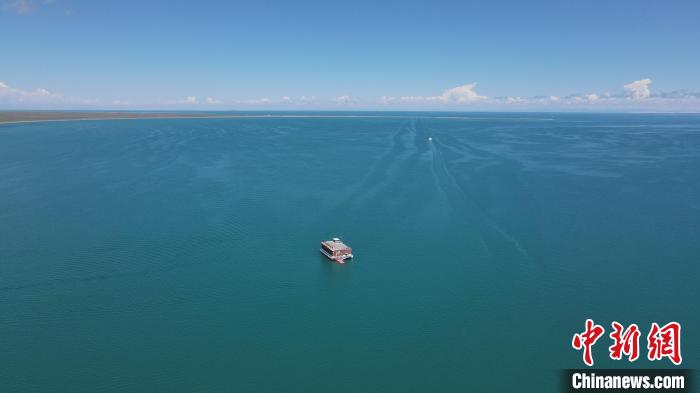 圖為航拍夏日青海湖?！±罱瓕?攝