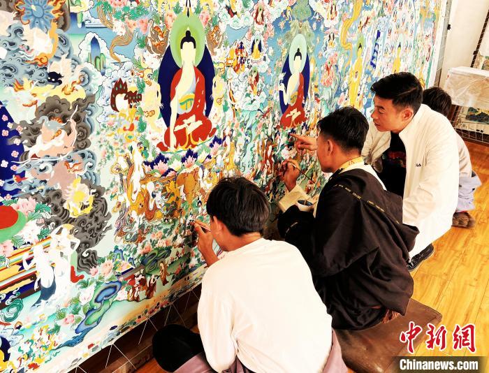 青海唐卡藝術小鎮(zhèn)：“勞模畫師”師帶徒，文化扶貧富一方