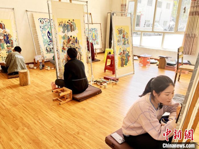 圖為畫室內學徒練習繪畫唐卡?！●R文莉 供圖