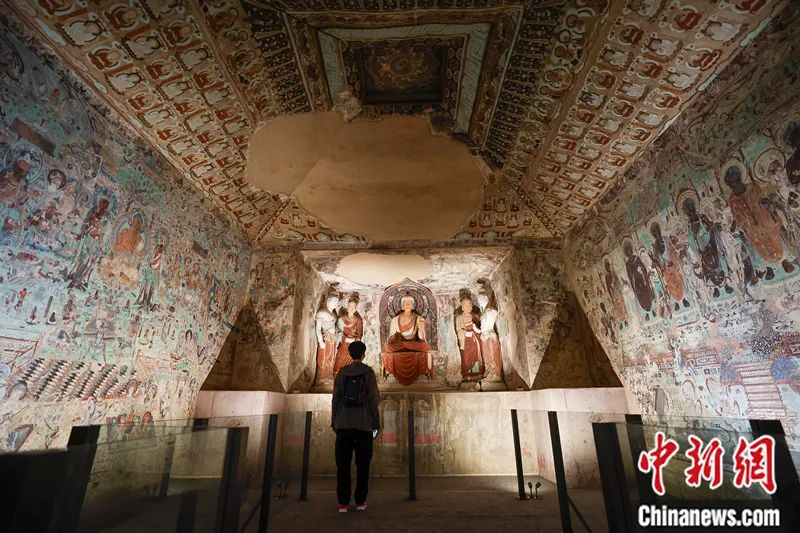 “敦行故遠(yuǎn)：故宮敦煌特展”上展出的敦煌莫高窟第220窟復(fù)制洞窟。杜洋 攝