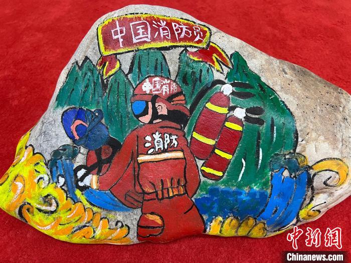 圖為玉樹消防指戰(zhàn)員創(chuàng)作的石頭畫作品《沖鋒有我》?！O瑞祥 攝