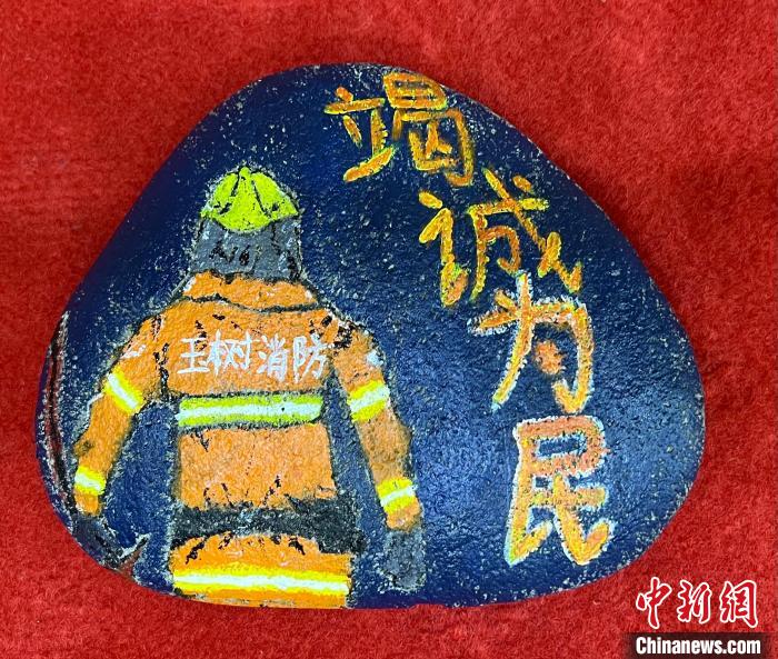 圖為玉樹消防指戰(zhàn)員創(chuàng)作的石頭畫作品《逆行在路上》?！O瑞祥 攝