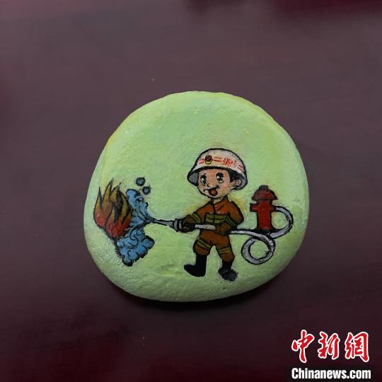 圖為玉樹消防指戰(zhàn)員創(chuàng)作的石頭畫作品《小小消防員》?！O瑞祥 攝