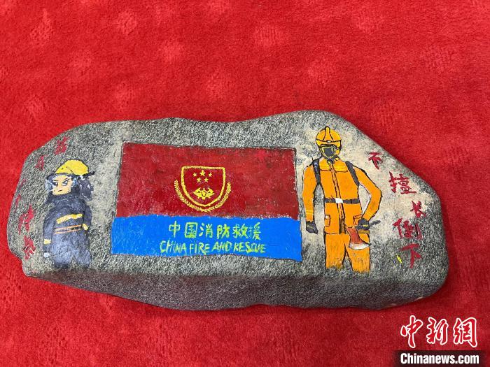 圖為玉樹消防指戰(zhàn)員創(chuàng)作的石頭畫作品《我有一個特點“不擅長倒下”》?！O瑞祥 攝