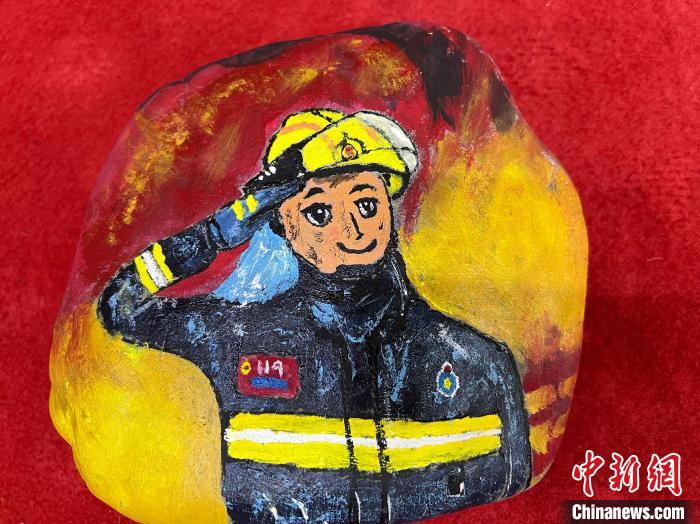 圖為玉樹消防指戰(zhàn)員創(chuàng)作的石頭畫作品《請祖國和人民放心》。　孫瑞祥 攝