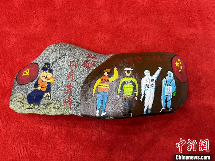 圖為玉樹消防指戰(zhàn)員創(chuàng)作的石頭畫作品《致敬“抗疫戰(zhàn)線”逆行的所有人》?！O瑞祥 攝