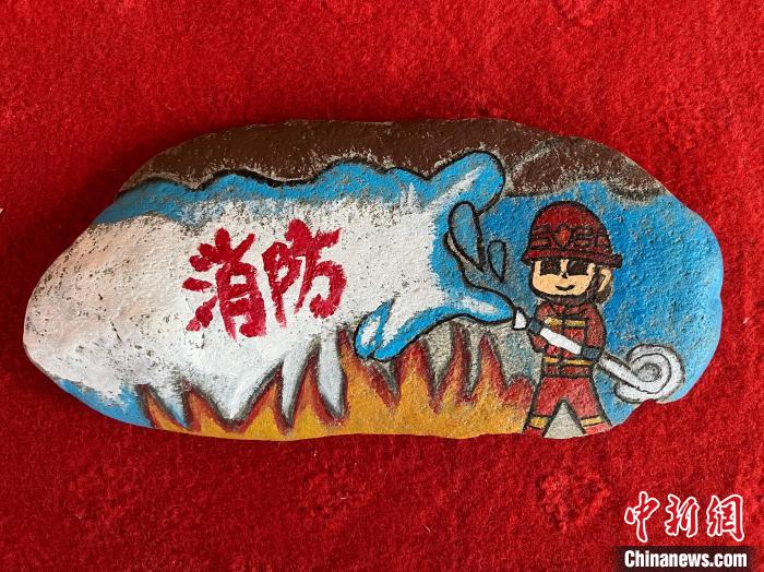 圖為玉樹消防指戰(zhàn)員創(chuàng)作的石頭畫作品《永遠沖鋒在前》?！O瑞祥 攝