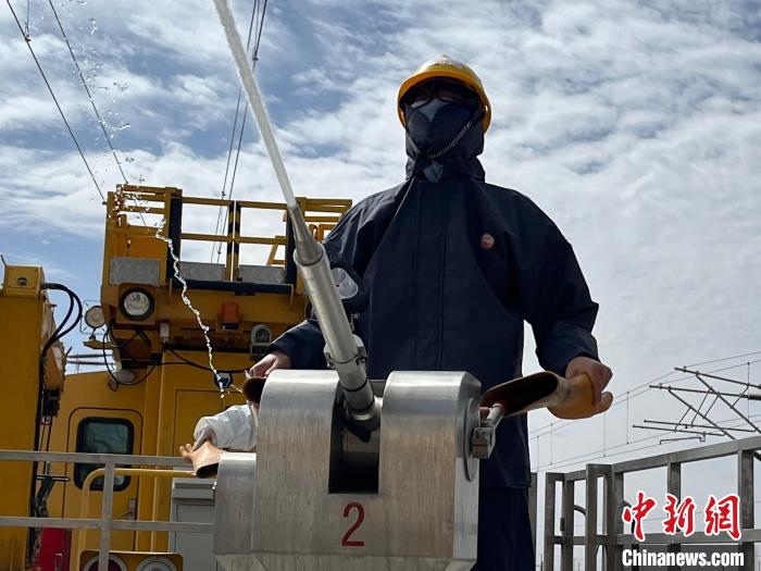 圖為水炮手操作高壓水炮進(jìn)行作業(yè)?！「邌⒑?攝