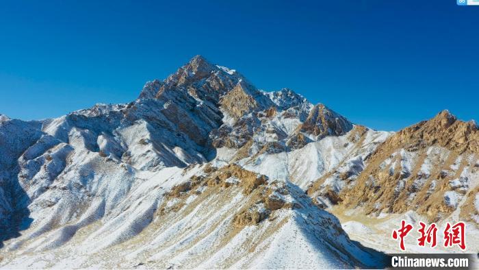 圖為山川被白雪覆蓋，與藍(lán)天相互呼映。　都蘭縣融媒體中心供圖