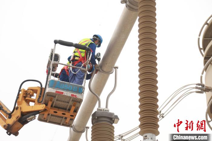 圖為國(guó)網(wǎng)青海超高壓公司變電檢修人員正在開(kāi)展設(shè)備檢修工作?！≈煲闳?攝