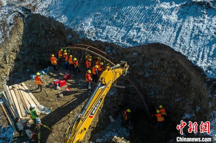 西成高鐵紅原2號(hào)隧道出口工人師傅正在進(jìn)行導(dǎo)向墻、管棚施工作業(yè)?！⒅铱?攝