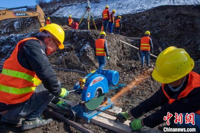 西成高鐵紅原2號隧道出口忙碌的工人師傅?！⒅铱?攝