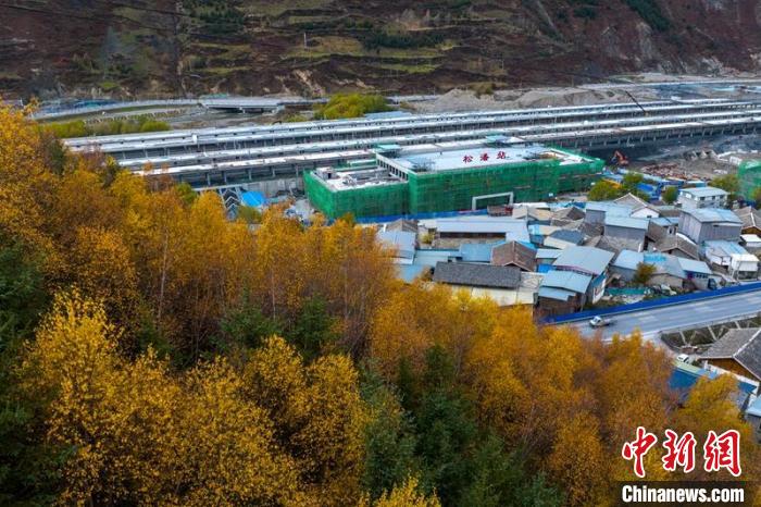正在建設(shè)的成蘭鐵路松潘站?！⒅铱?攝