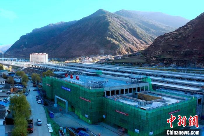 正在建設(shè)中的成蘭鐵路松潘站。　劉忠俊 攝