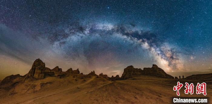 資料圖為冷湖賽什騰山天文臺址的星空。　冷湖工業(yè)園區(qū)供圖