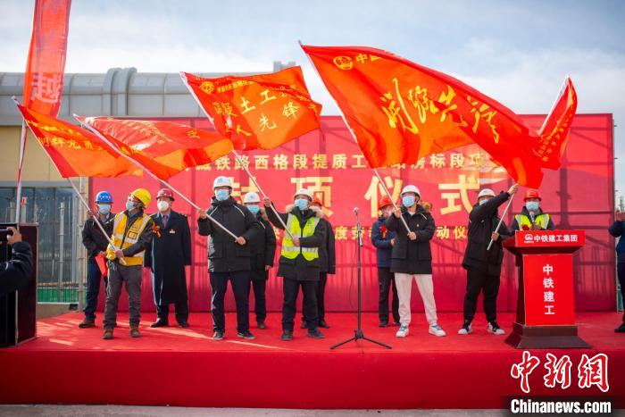 圖為封頂儀式現(xiàn)場?！『茽柾?攝