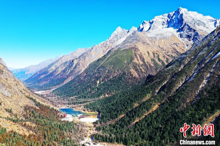 畢棚溝景區(qū)風(fēng)光。　安源 攝