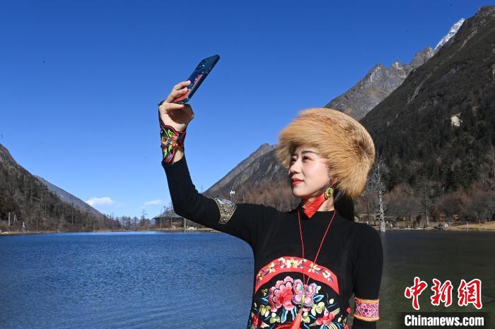 游人在畢棚溝景區(qū)拍照留念?！“苍?攝