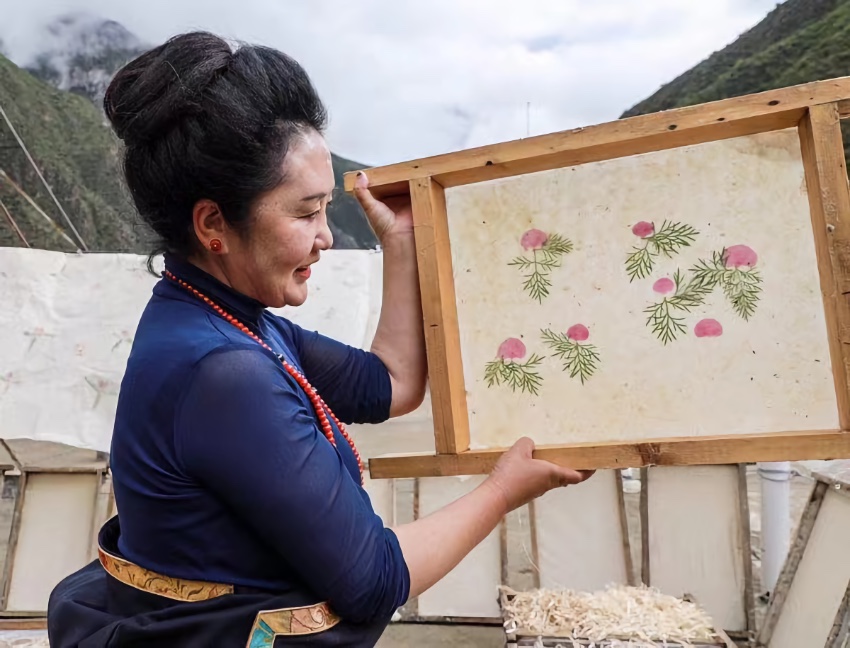 充巴傳統(tǒng)藏紙。德格縣融媒體中心供圖