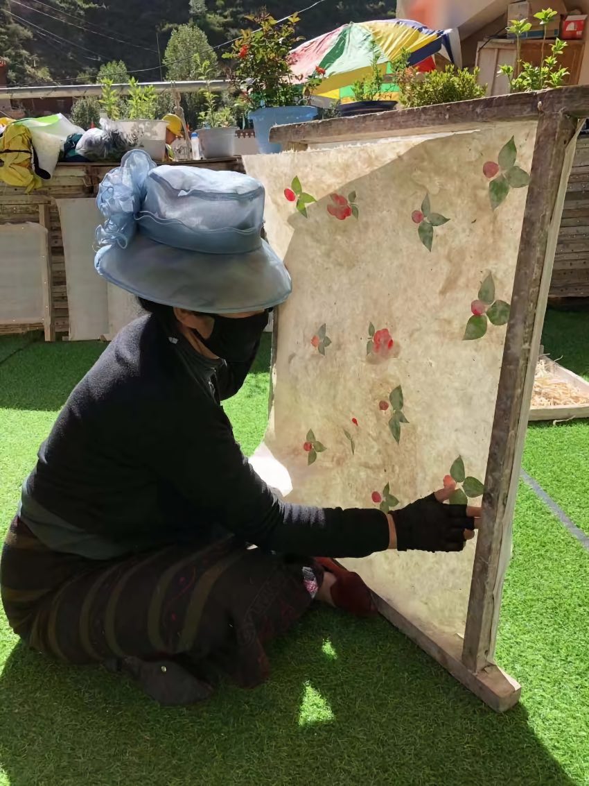 充巴傳統(tǒng)藏紙。德格縣融媒體中心供圖