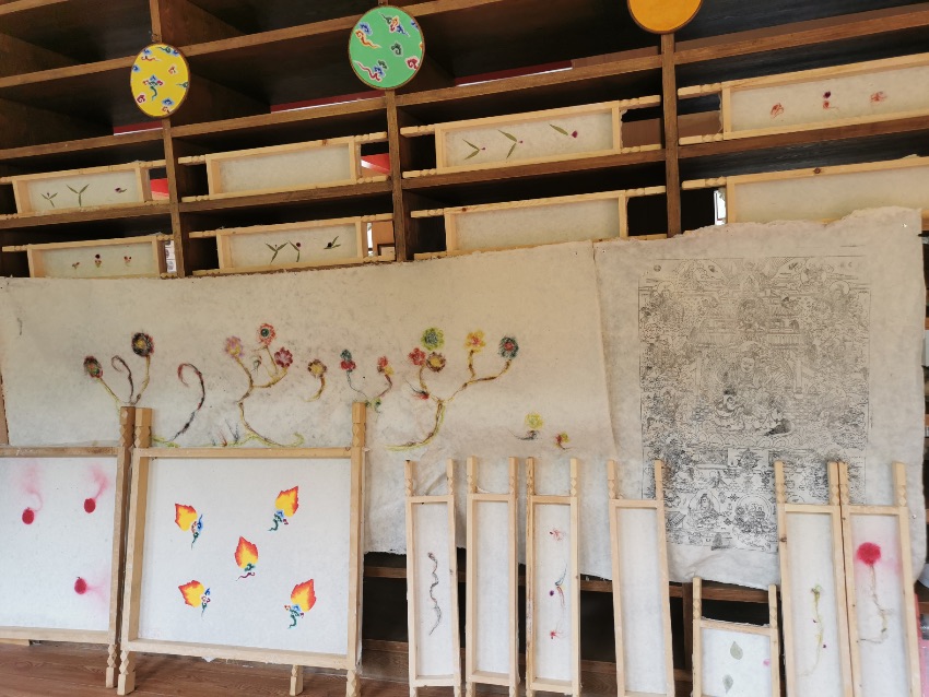 充巴傳統(tǒng)藏紙。德格縣融媒體中心供圖