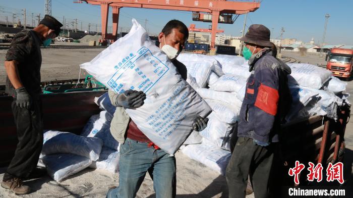 圖為裝卸人員將食鹽從汽車倒裝到火車上?！±钌?攝