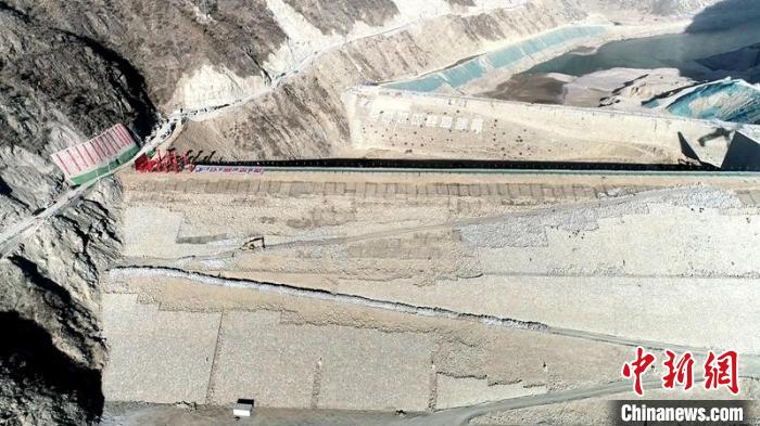 航拍巴塘水電站大壩?！≈袊?guó)安能第三工程局供圖