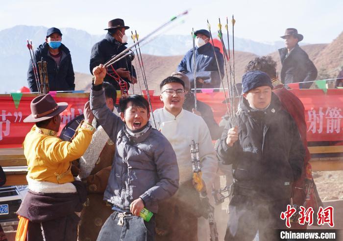 圖為藏族民眾跺腳歡呼慶祝弓箭手射中靶心。　馬銘言 攝