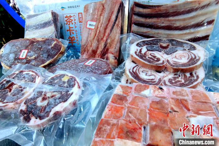 圖為前來參展的柴達(dá)木肉類?！±铍h 攝