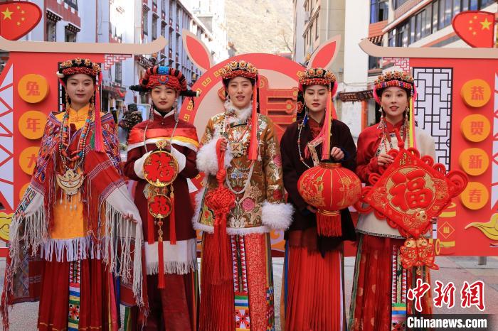 丹巴美女送祝福，迎新年?！±钣腊?攝