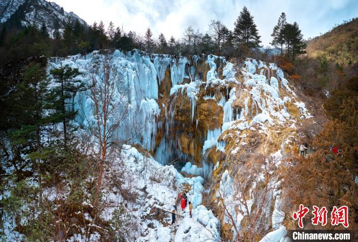 晶瑩剔透的冰瀑仿佛是大自然用冰藍(lán)色繪制出的壯觀畫卷?！『?攝