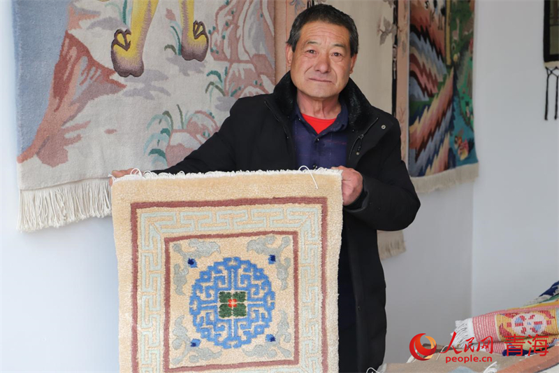 楊永良展示作品。人民網(wǎng) 況玉攝