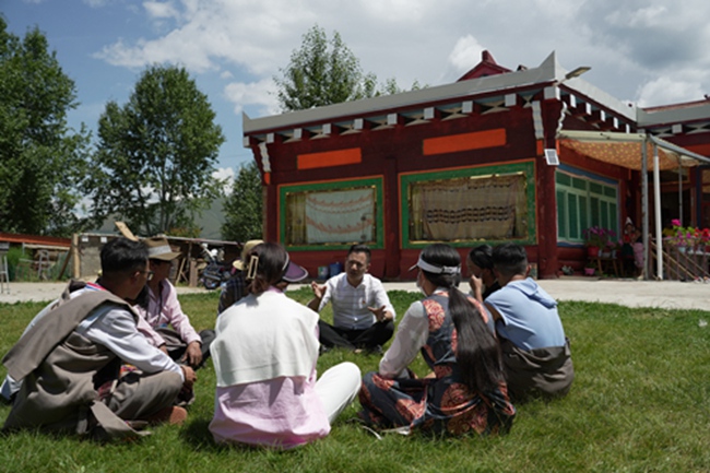 趙奎深入爐霍縣鄉(xiāng)村與藏族群眾開展座談。爐霍縣自然資源局供圖