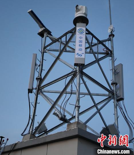 資料圖為建在龍羊峽湖區(qū)內(nèi)的5G基站?！∏嗪Ｒ苿?dòng)海南分公司供圖