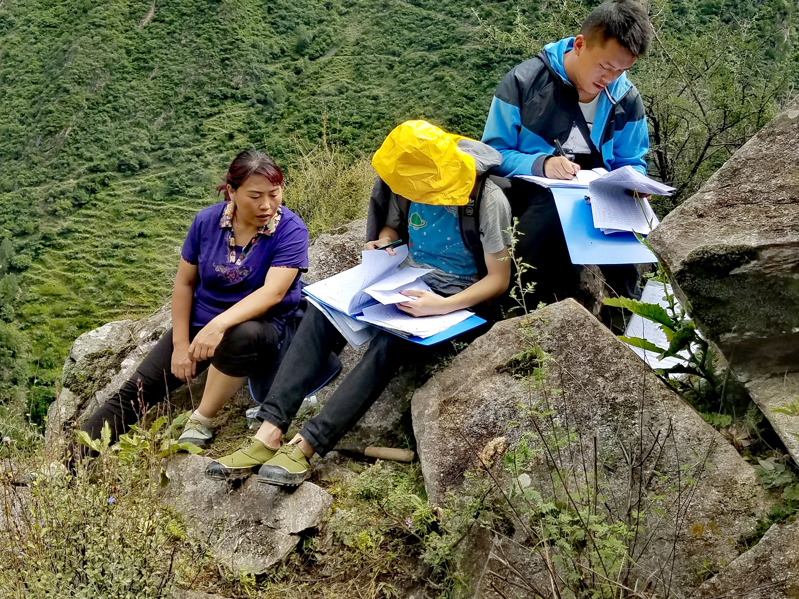 　2022年，余德春(左)協(xié)助排查震后地質(zhì)災(zāi)害隱患點(diǎn)。(圖為余德春提供)