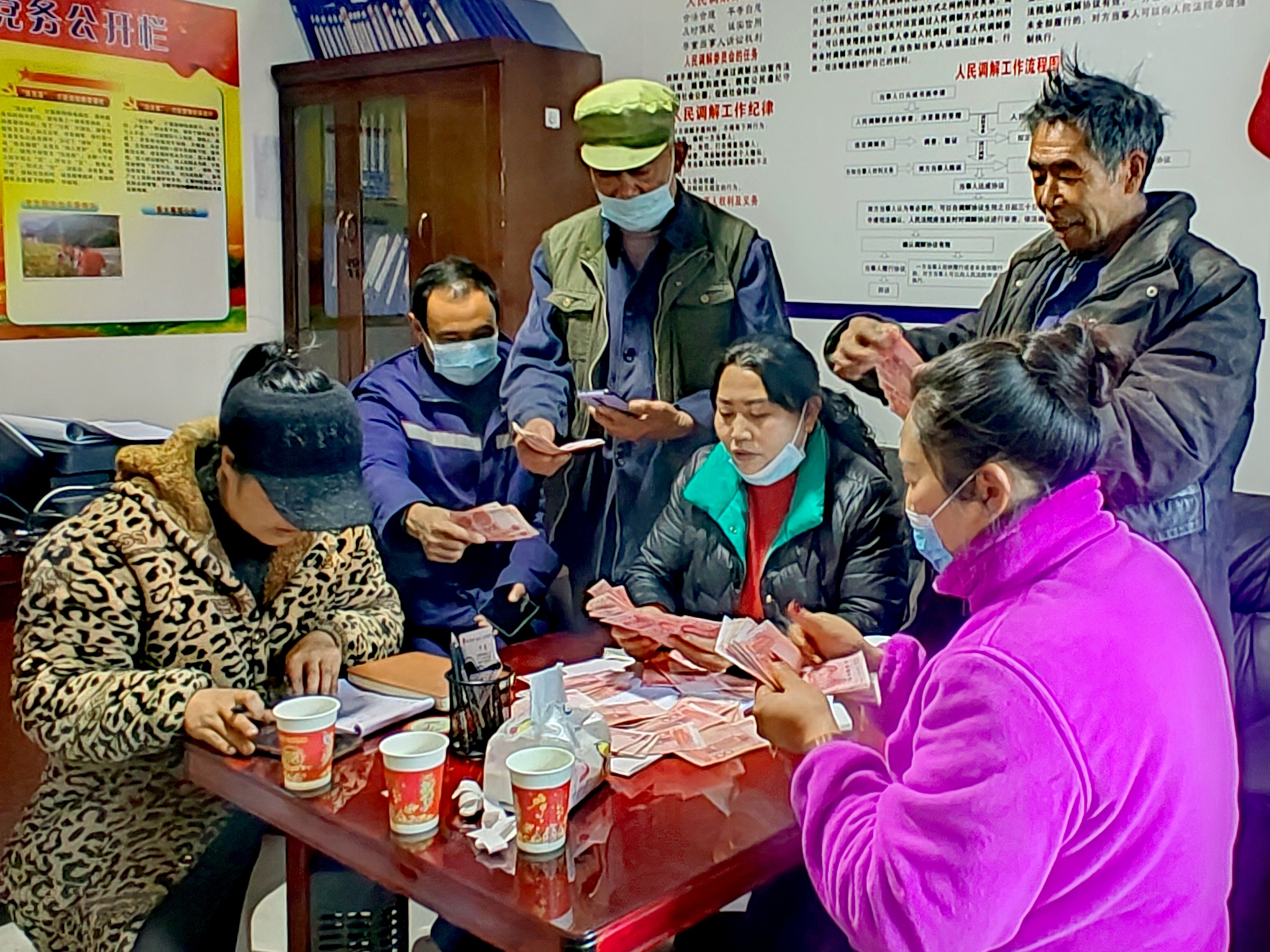 2022年，余德春給村民分紅。(圖為余德春提供)